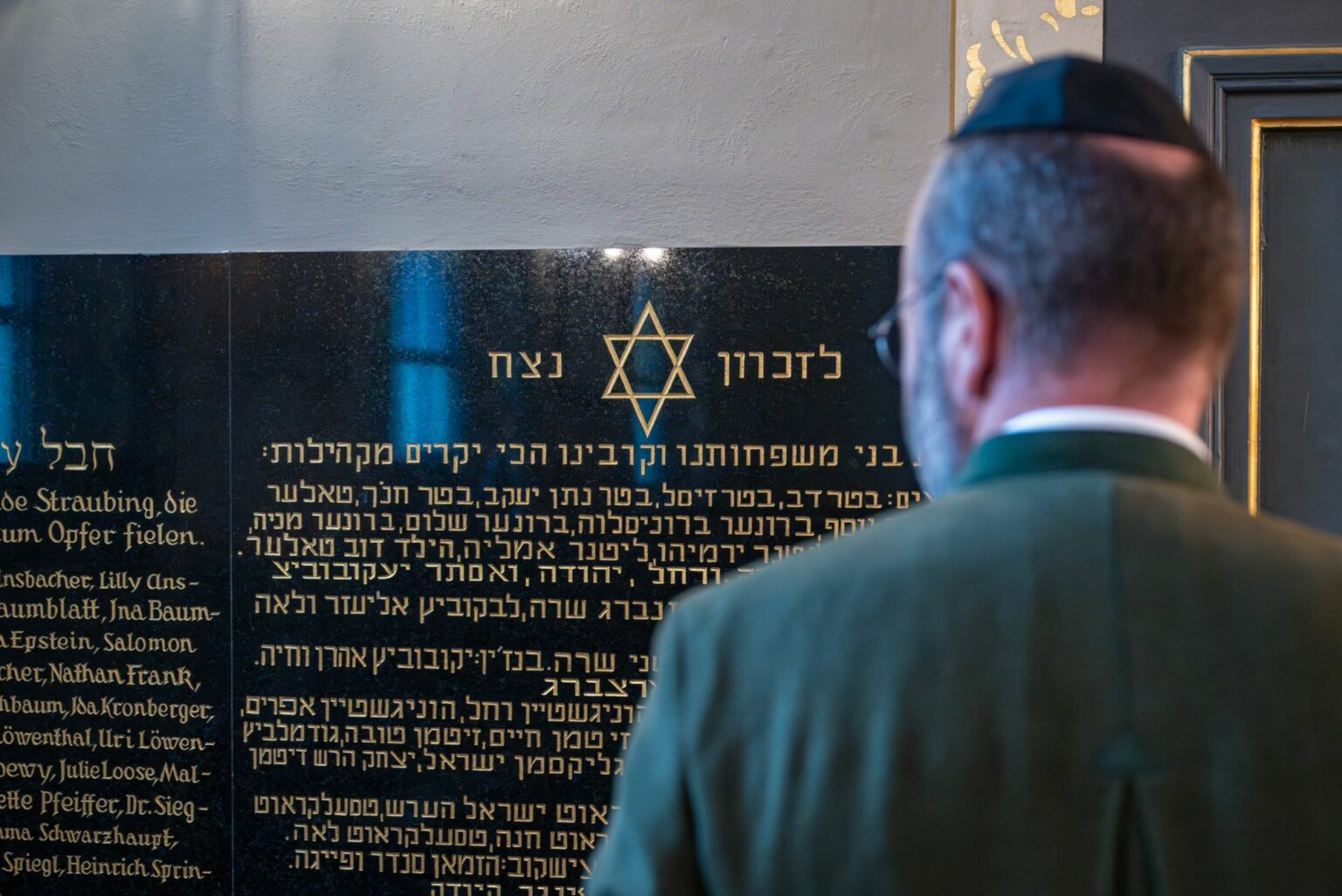 Besuch der Straubinger Synagoge (Foto: Armin Weigel)
