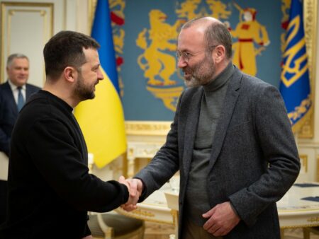 Manfred Weber mit dem ukrainischen Präsidenten Wolodymyr Selenskyj. Weber fordert mehr Unterstützung für Ukraine